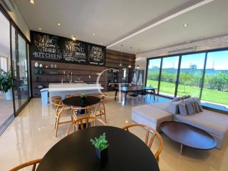 Casa Farm House térrea à venda no Condomínio UNA em Itu. Jardim com árvores frutíferas, 3 suítes e arquitetura com luz natural