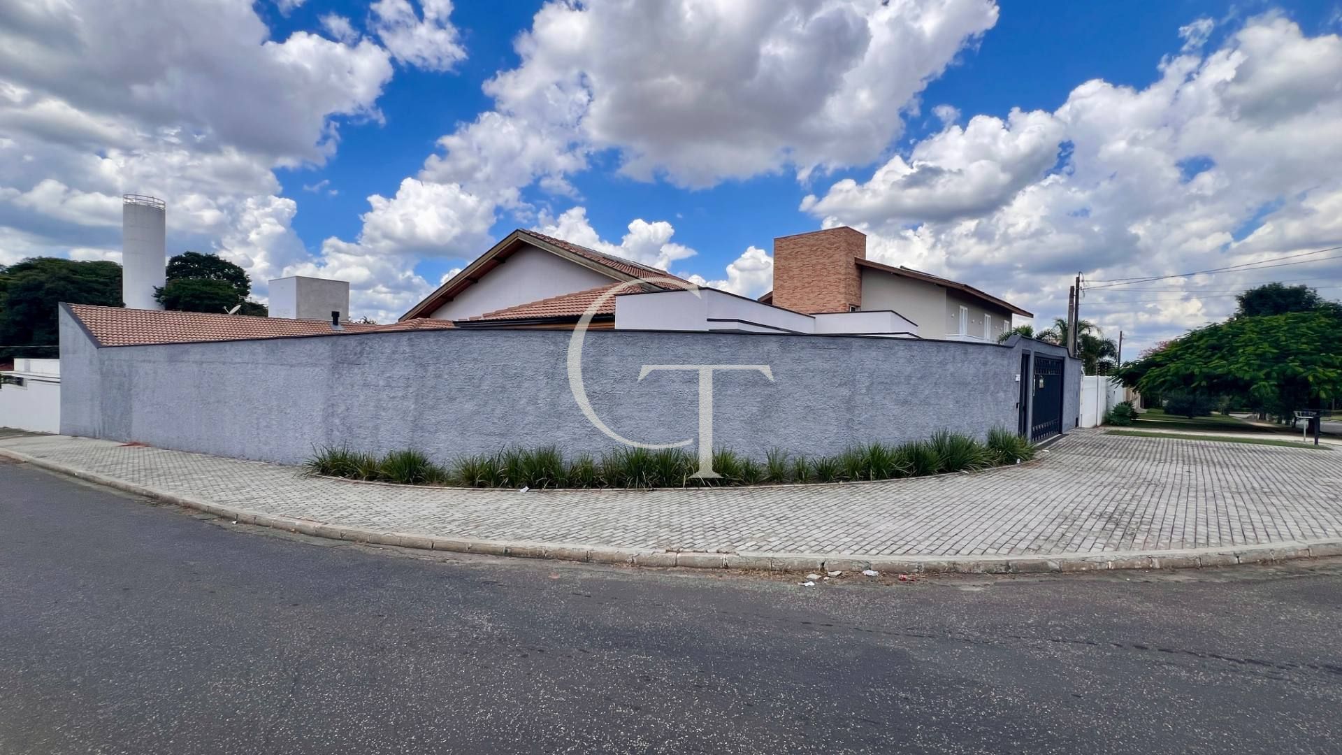 CASA DE ESQUINA REFORMADA COM PISCINA E ÁREA GOURMET NO ALTOS DAS PALMEIRAS – BAIRRO NOBRE EM ITU