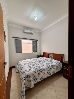 Casa térrea com piscina à venda no Condomínio Costa das Areias em Salto – 3 dormitórios, 2 suítes, pé direito duplo, área gourmet integrada