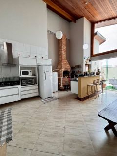 Casa térrea com piscina à venda no Condomínio Costa das Areias em Salto – 3 dormitórios, 2 suítes, pé direito duplo, área gourmet integrada