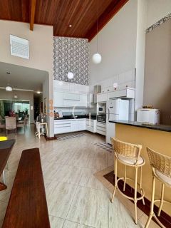 Casa térrea com piscina à venda no Condomínio Costa das Areias em Salto – 3 dormitórios, 2 suítes, pé direito duplo, área gourmet integrada