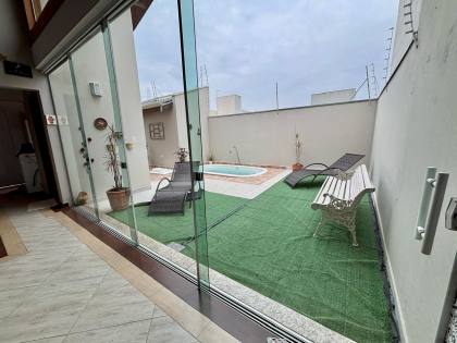 Casa térrea com piscina à venda no Condomínio Costa das Areias em Salto – 3 dormitórios, 2 suítes, pé direito duplo, área gourmet integrada