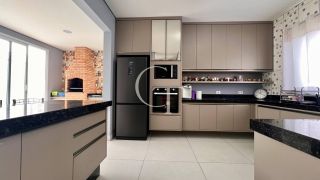 CASA DE ESQUINA COM PISCINA À VENDA NO VILLAGE MOUTONNÉE EM SALTO | 3 SUÍTES | CLOSET | HIDROMASSAGEM | ESPAÇO GOURMET