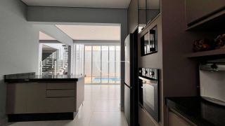 CASA DE ESQUINA COM PISCINA À VENDA NO VILLAGE MOUTONNÉE EM SALTO | 3 SUÍTES | CLOSET | HIDROMASSAGEM | ESPAÇO GOURMET