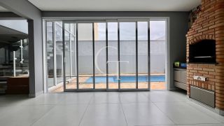 CASA DE ESQUINA COM PISCINA À VENDA NO VILLAGE MOUTONNÉE EM SALTO | 3 SUÍTES | CLOSET | HIDROMASSAGEM | ESPAÇO GOURMET