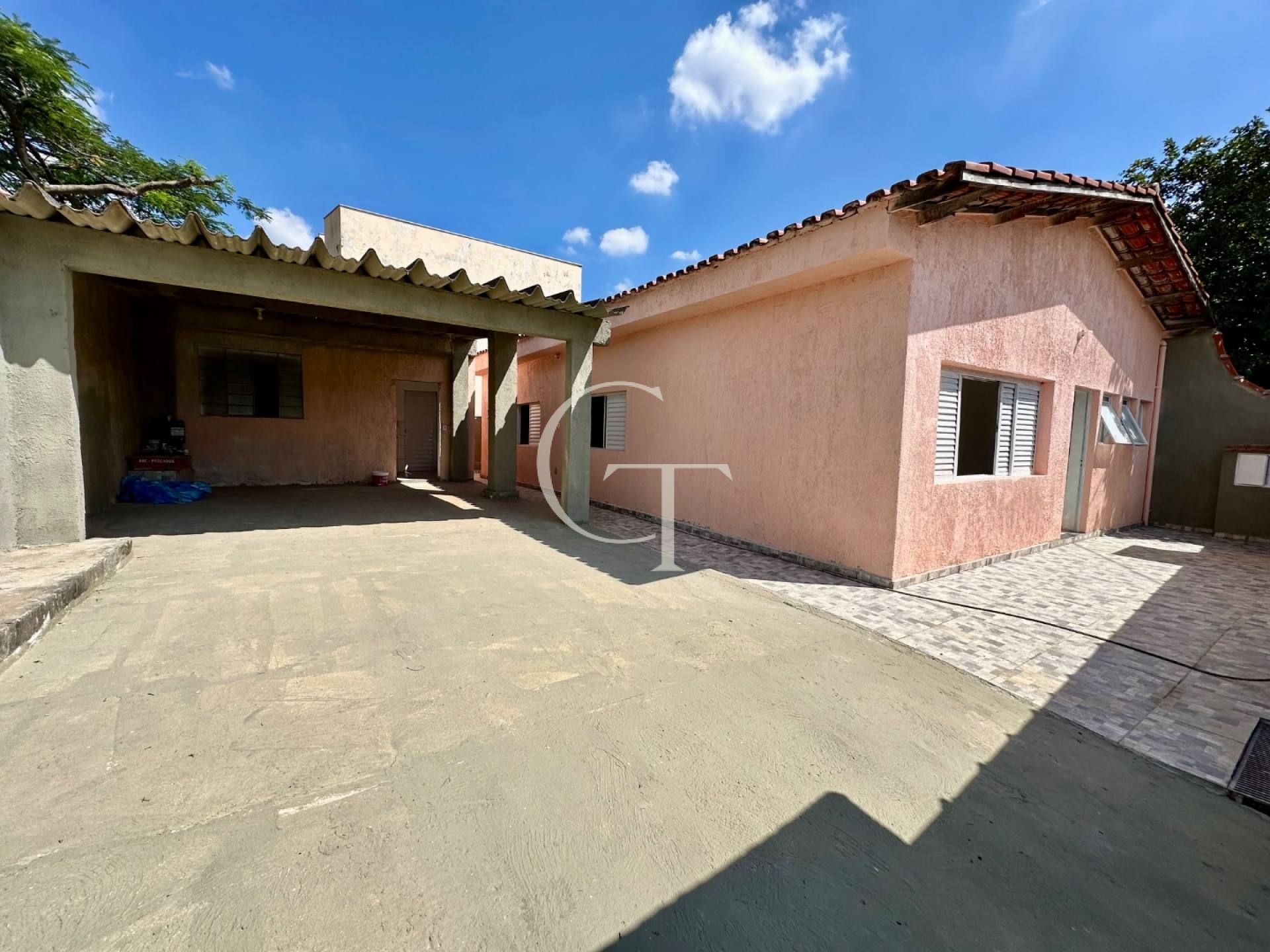 Casa com localização incrível,  potencial tanto para moradia quanto para uso comercial