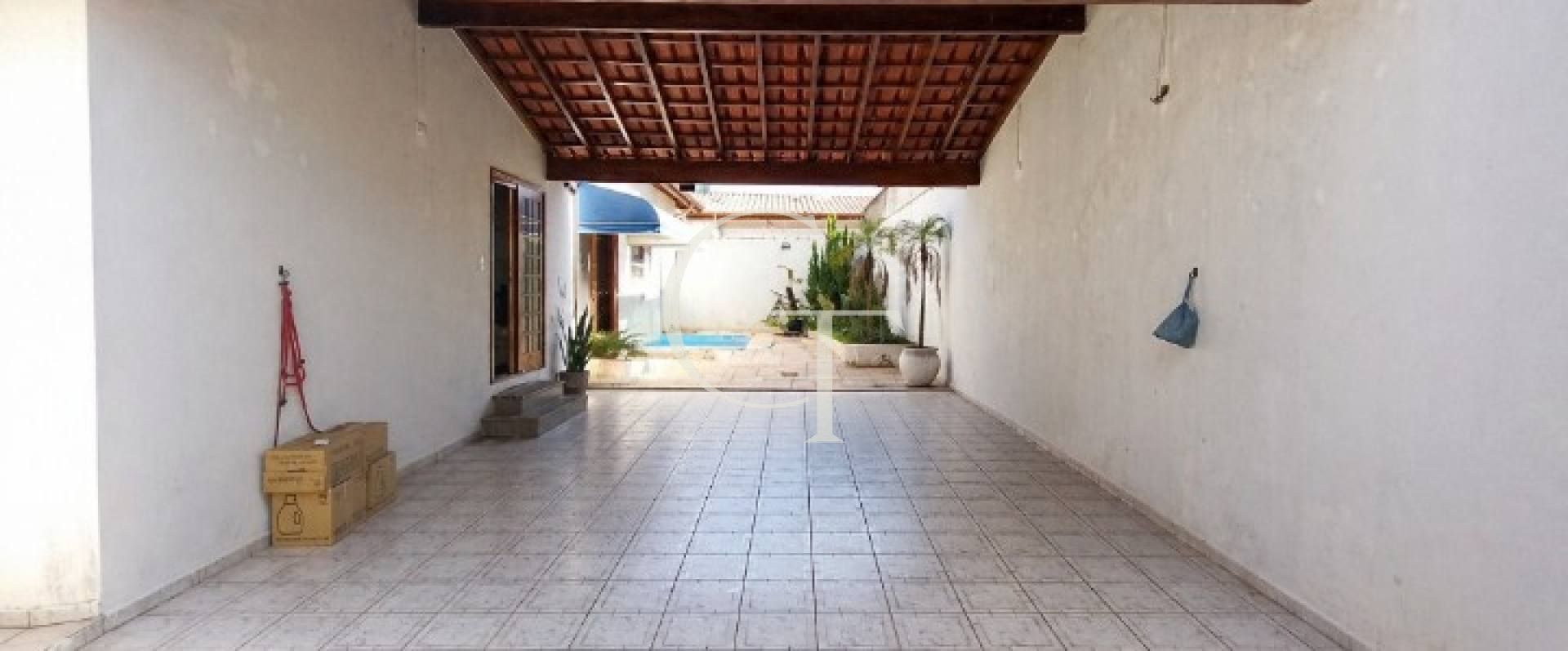 Casa a venda no bairro Jardim Faculdade com Piscina  aceita permuta