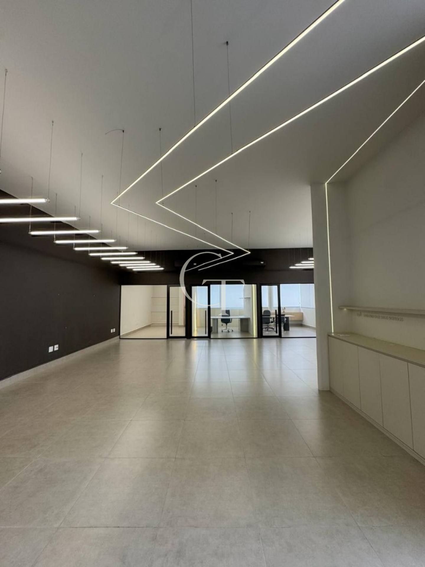 Conjunto 5 salas comercias no Itu Novo Centro piso superior
