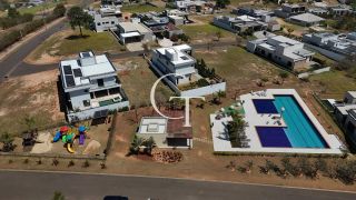 Casa para locação com 03 Suítes e Quintal no Condomínio Villas do Golfe