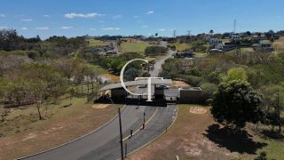 Casa para locação com 03 Suítes e Quintal no Condomínio Villas do Golfe