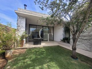 Casa para locação com 03 Suítes e Quintal no Condomínio Villas do Golfe