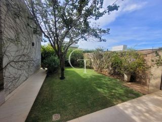 Casa para locação com 03 Suítes e Quintal no Condomínio Villas do Golfe