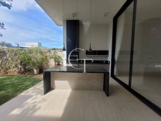 Casa para locação com 03 Suítes e Quintal no Condomínio Villas do Golfe