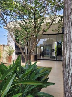 Casa para locação com 03 Suítes e Quintal no Condomínio Villas do Golfe