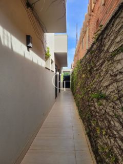 Casa para locação com 03 Suítes e Quintal no Condomínio Villas do Golfe