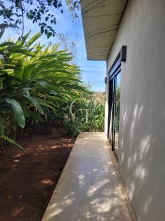 Casa para locação com 03 Suítes e Quintal no Condomínio Villas do Golfe