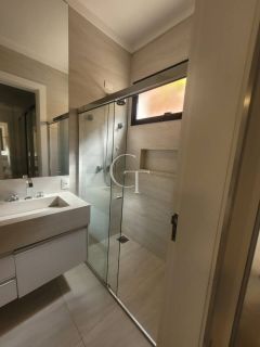 Casa para locação com 03 Suítes e Quintal no Condomínio Villas do Golfe