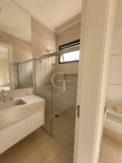Casa para locação com 03 Suítes e Quintal no Condomínio Villas do Golfe