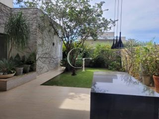 Casa para locação com 03 Suítes e Quintal no Condomínio Villas do Golfe