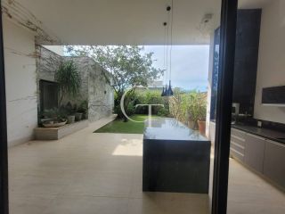 Casa para locação com 03 Suítes e Quintal no Condomínio Villas do Golfe