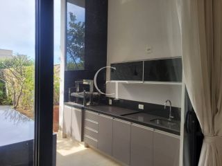 Casa para locação com 03 Suítes e Quintal no Condomínio Villas do Golfe