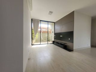 Casa para locação com 03 Suítes e Quintal no Condomínio Villas do Golfe