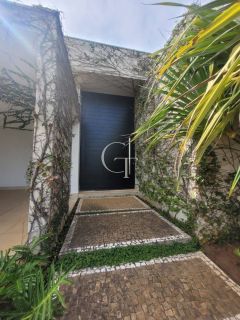Casa para locação com 03 Suítes e Quintal no Condomínio Villas do Golfe