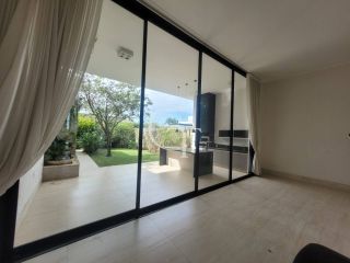 Casa para locação com 03 Suítes e Quintal no Condomínio Villas do Golfe