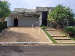 Casa para locação com 03 Suítes e Quintal no Condomínio Villas do Golfe