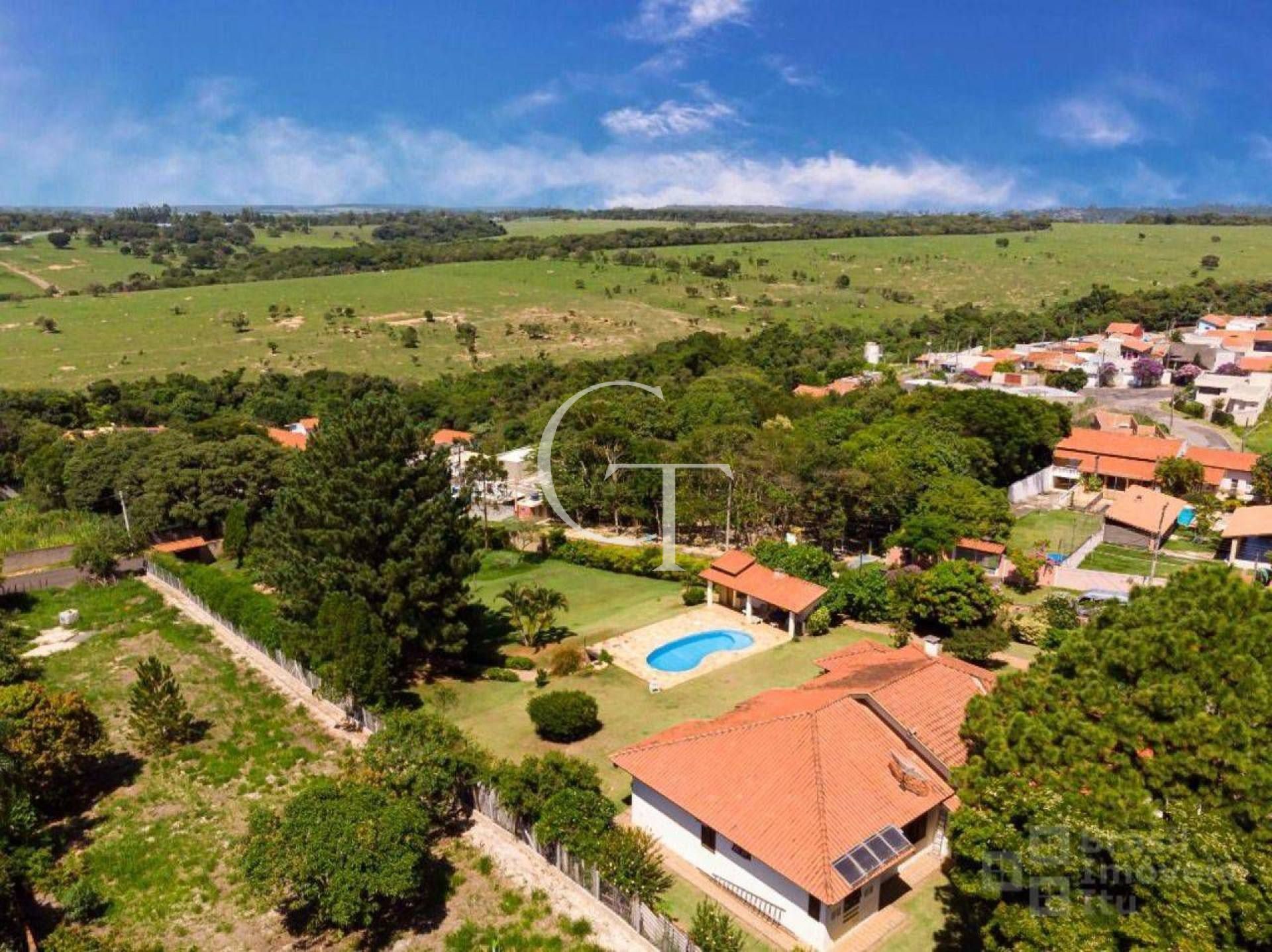 Casa no Condomínio Chácara Flórida a venda com 3 dormitórios e suíte e piscina