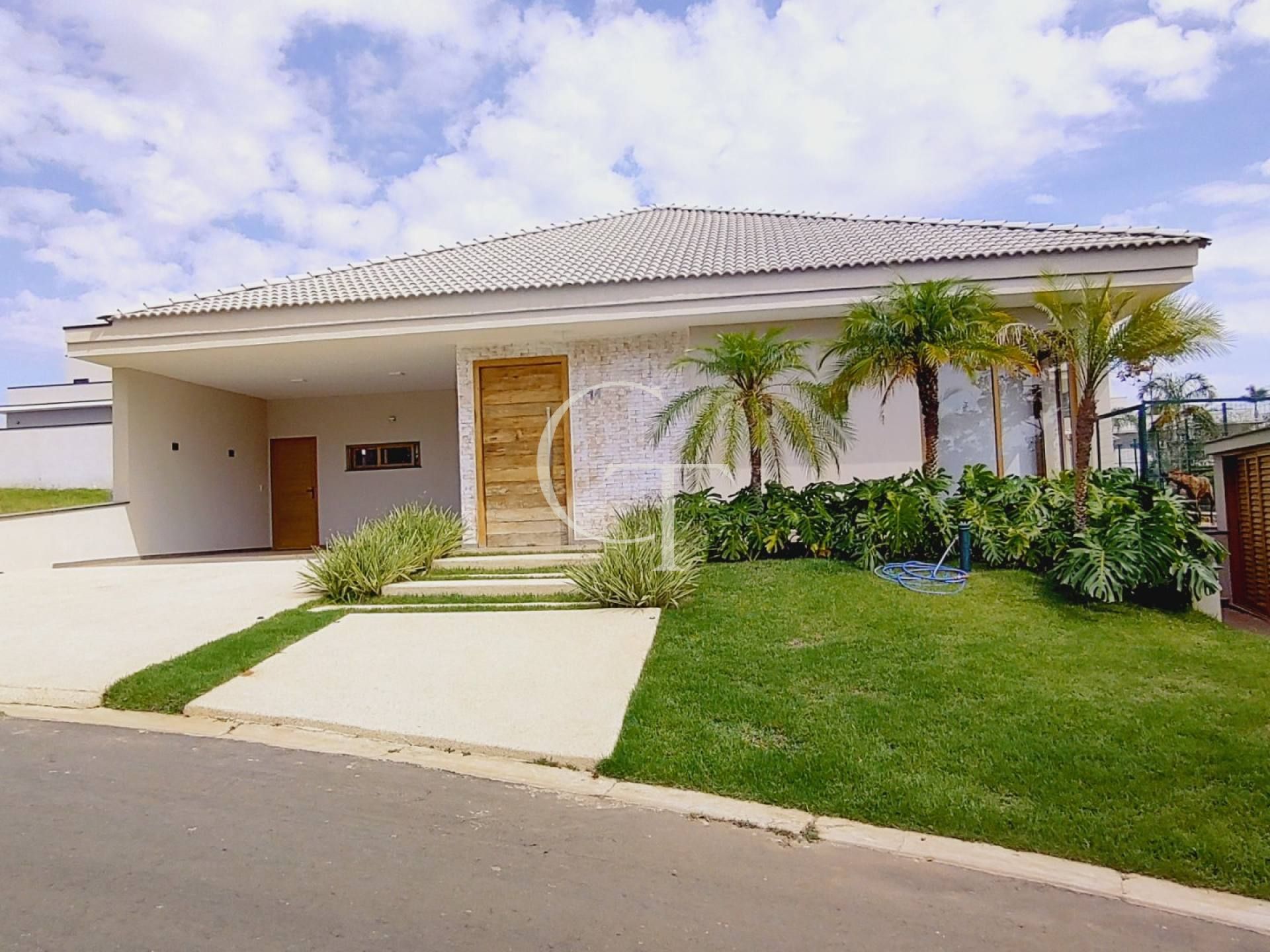Casa para Alugar com 03 Suítes - Condomínio Villas do Golfe