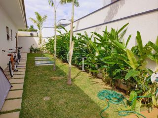 Casa para Alugar com 03 Suítes - Condomínio Villas do Golfe