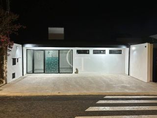 Casa Comercial para Locação com até 6 Salas, Piscina e 3 Vagas
