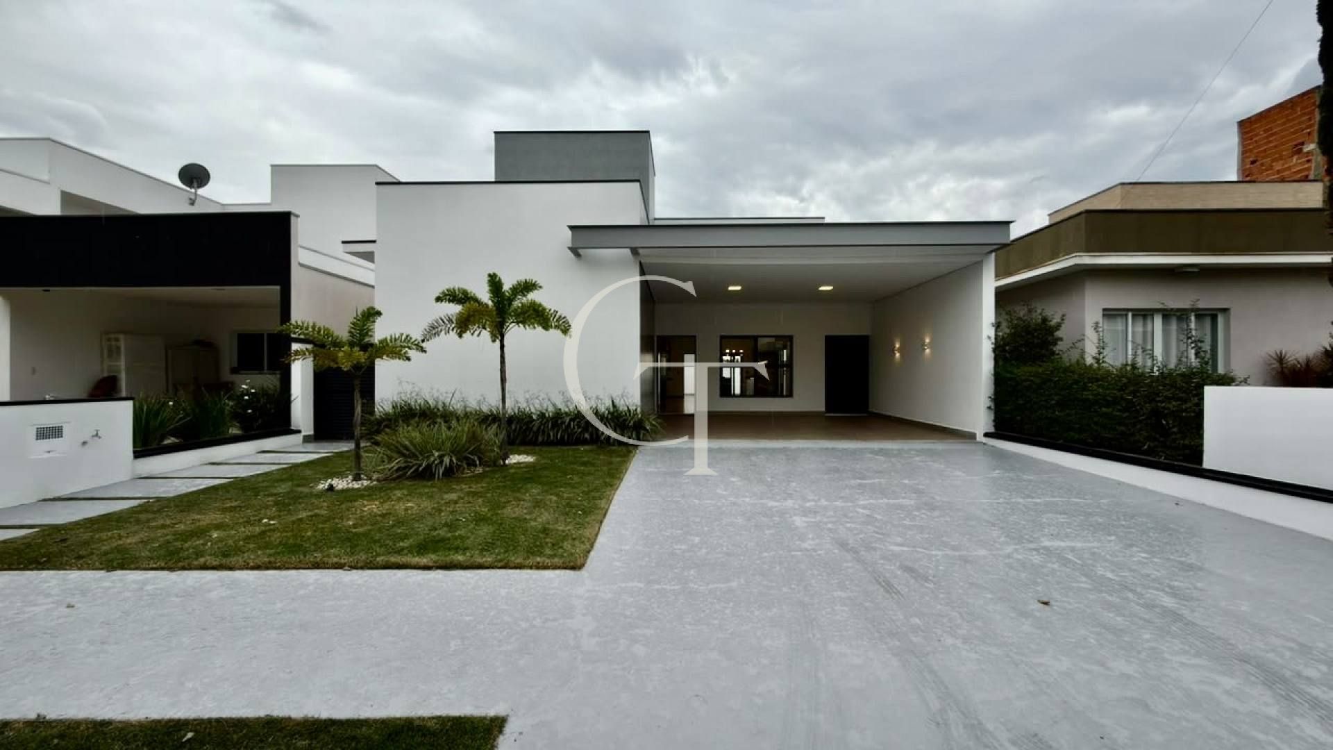 Casa térrea à venda no Residencial Central Parque em Salto/SP, com 3 dormitórios, energia solar e ambientes integrados.