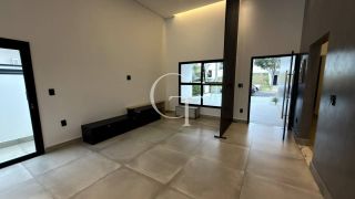 Casa térrea à venda no Residencial Central Parque em Salto/SP, com 3 dormitórios, energia solar e ambientes integrados.
