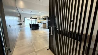 Casa térrea à venda no Residencial Central Parque em Salto/SP, com 3 dormitórios, energia solar e ambientes integrados.