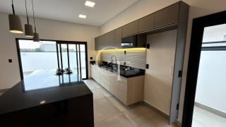 Casa térrea à venda no Residencial Central Parque em Salto/SP, com 3 dormitórios, energia solar e ambientes integrados.