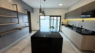 Casa térrea à venda no Residencial Central Parque em Salto/SP, com 3 dormitórios, energia solar e ambientes integrados.