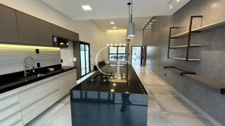 Casa térrea à venda no Residencial Central Parque em Salto/SP, com 3 dormitórios, energia solar e ambientes integrados.
