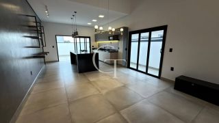 Casa térrea à venda no Residencial Central Parque em Salto/SP, com 3 dormitórios, energia solar e ambientes integrados.