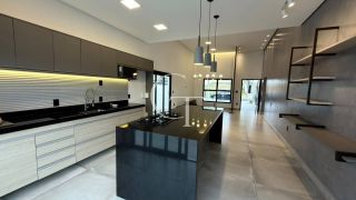 Casa térrea à venda no Residencial Central Parque em Salto/SP, com 3 dormitórios, energia solar e ambientes integrados.