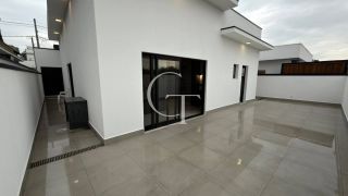 Casa térrea à venda no Residencial Central Parque em Salto/SP, com 3 dormitórios, energia solar e ambientes integrados.
