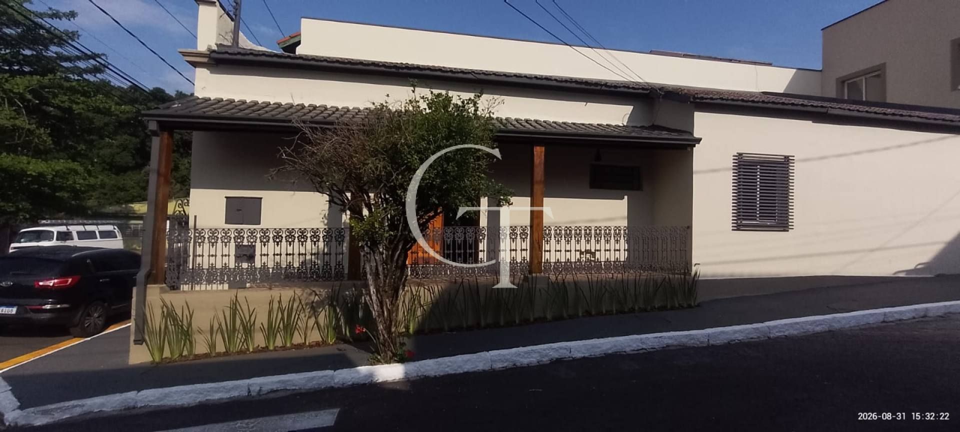 Casa Comercial Reformada com 5 salas, 1 Salão Amplo e 3 Banheiros para vender
