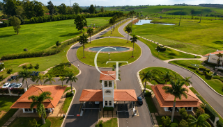 Casa de alto padrão com 5 suítes, piscina e área verde Condomínio Terras De São José II