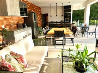 Casa de alto padrão com 5 suítes, piscina e área verde Condomínio Terras De São José II