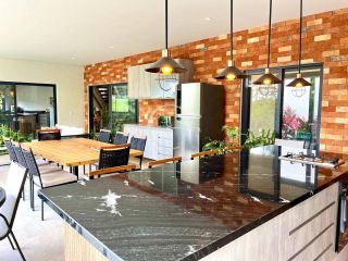 Casa de alto padrão com 5 suítes, piscina e área verde Condomínio Terras De São José II