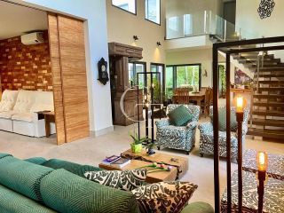 Casa de alto padrão com 5 suítes, piscina e área verde Condomínio Terras De São José II