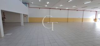 Salão Comercial para Locação com 880 m2 e estacionamento para 27 carros