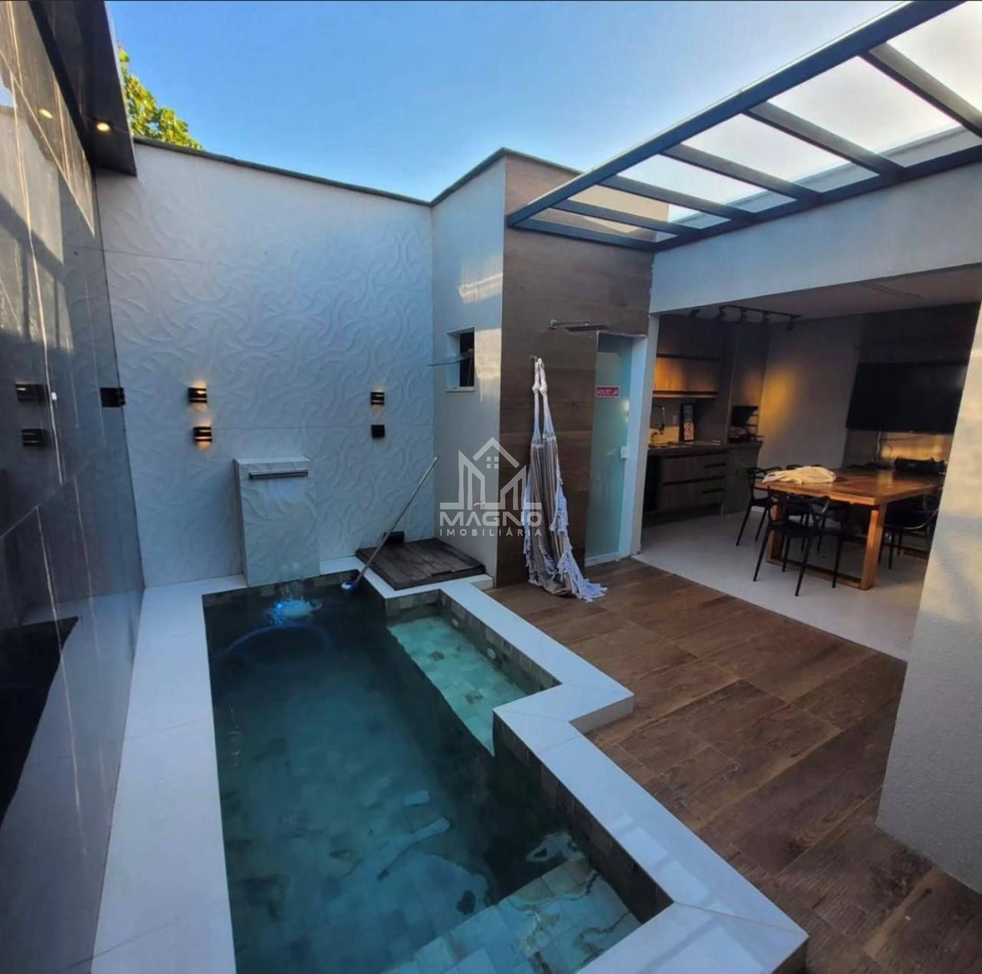 CASA EM CONDOMÍNO MOBILIADA