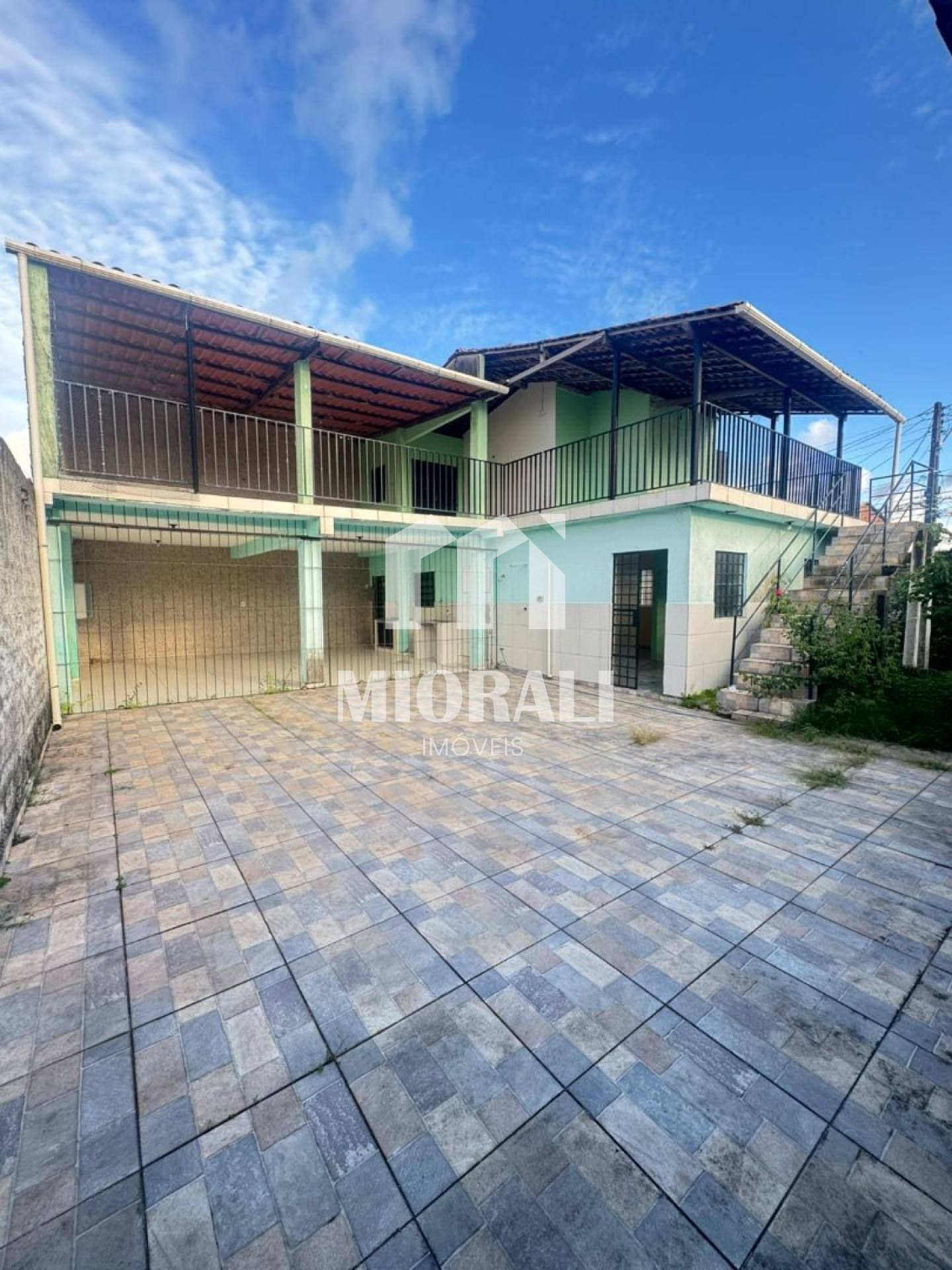 FM - Casa de esquina com primeiro andar no Benedito Bentes próximo ao Preço Bom